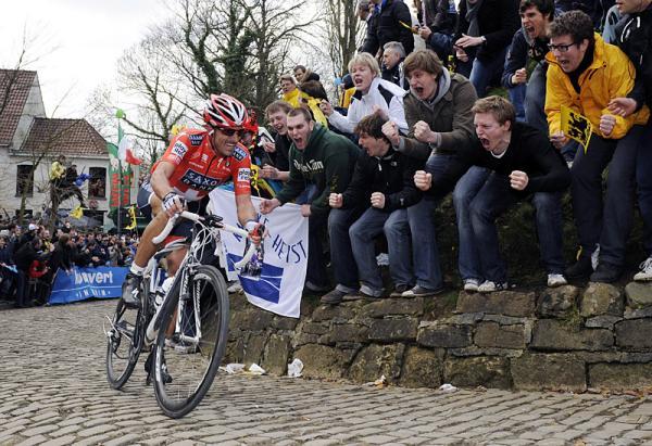 TheRaceRadio's tweet photo. Wonder if this guy is already camping out on the Muur? https://t.co/QkhUSLfI7i