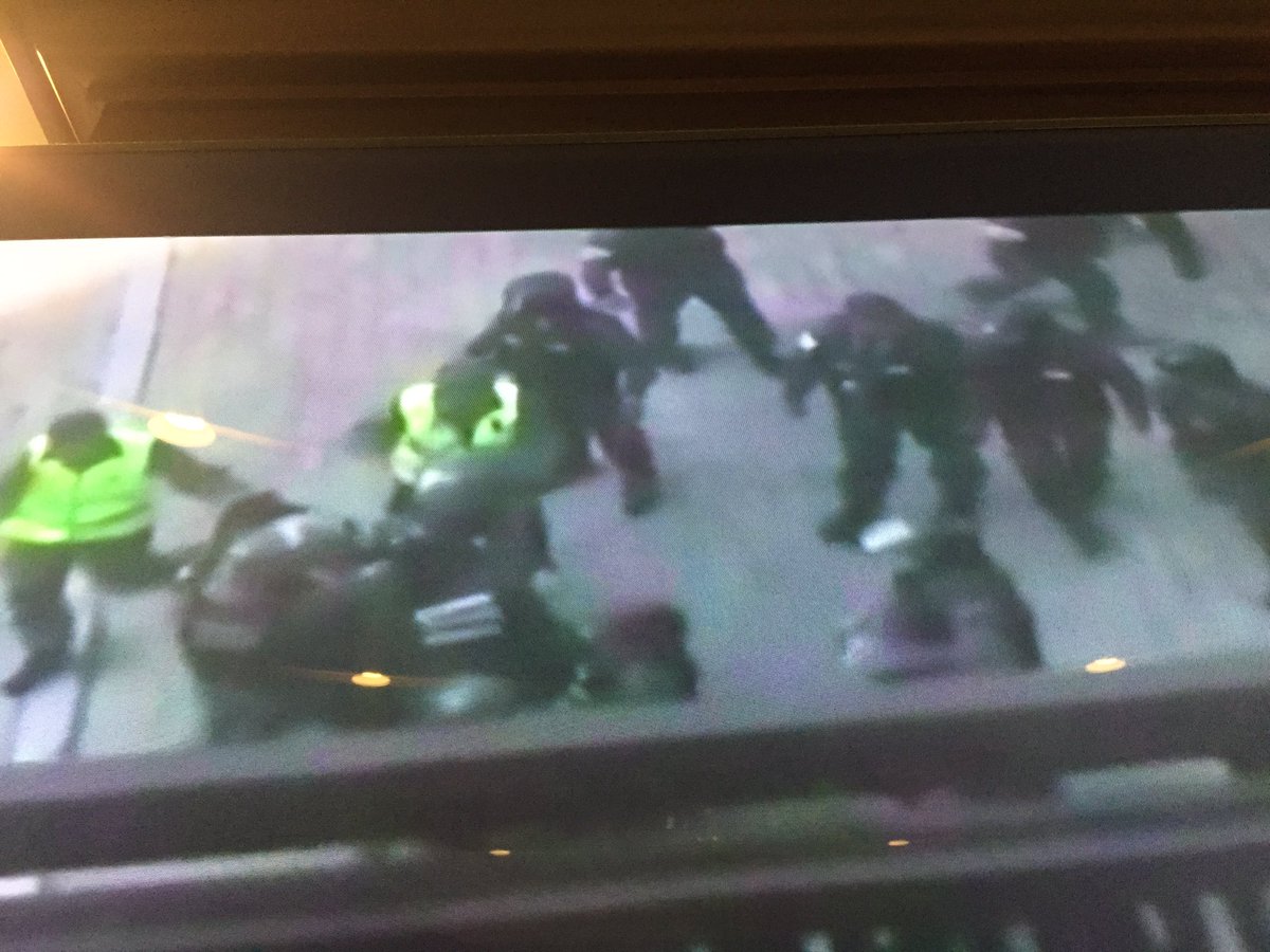 jorgeramosnews's tweet photo. Brutal agresión a nuestra corresponsal @ElyangelicaNews en Caracas. ¿Cuántos Guardias Nacionales se necesitan para detener a una periodista? https://t.co/m9QxvtN1tY