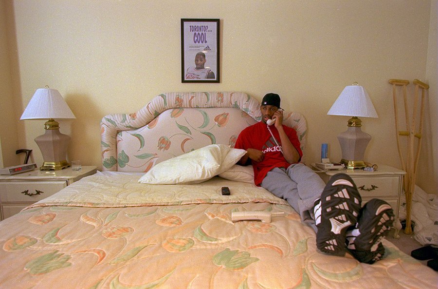 si_vault's tweet photo. Raptors rookie Tracy McGrady takes a call from his bedroom in Dec. 1997 #TorontoCool https://t.co/XmXFn4JL6x