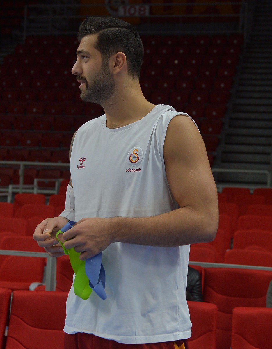 GSBasketbol's tweet photo. Aslanlar ısınmada! #GSlive #GSOBNK #GameON https://t.co/RIb99c2fpY