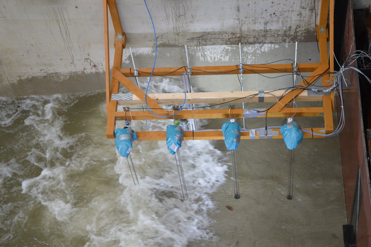 WavesMaximilian's tweet photo. This #FlumeFriday many turbulent overtopping bores @Deltares Measurement of bore velocity and thickness @WaLoWa_tests https://t.co/1LbV466Oz1