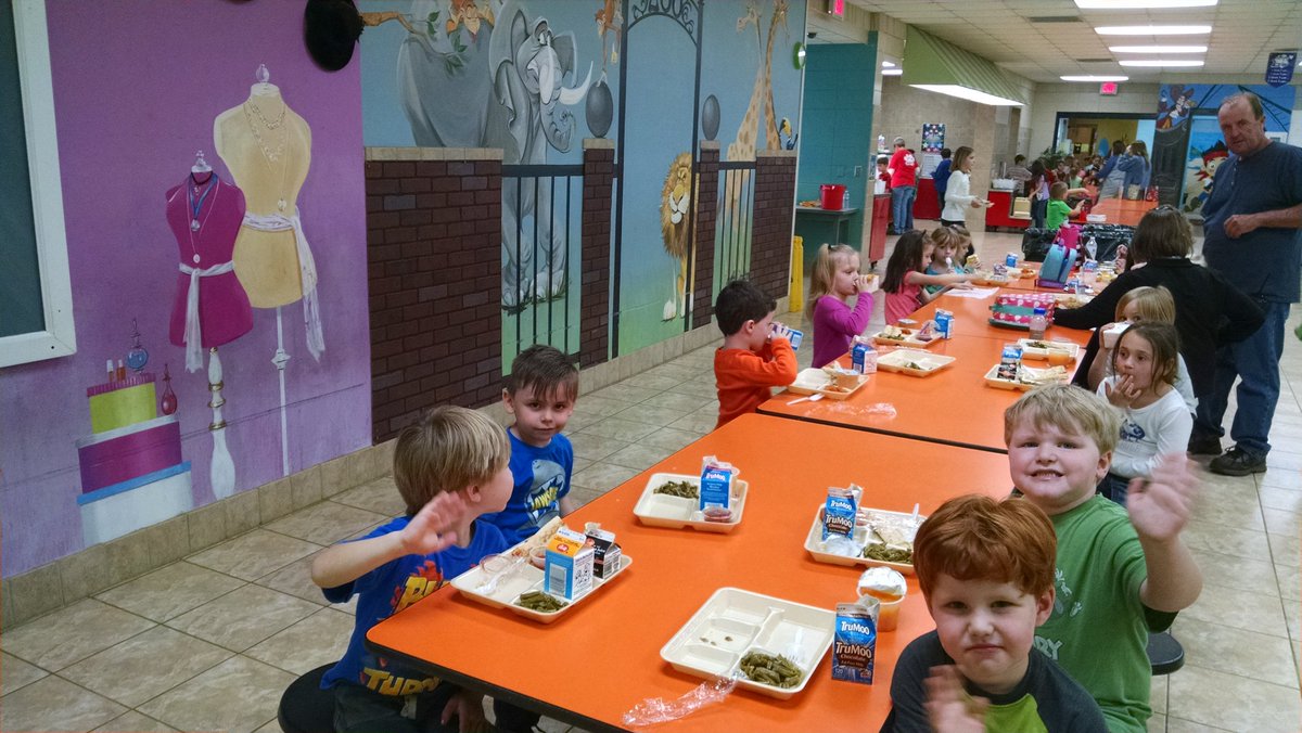 bmpslions's tweet photo. @Marshall_CNP BMPS Pre-K enjoying lunch time. https://t.co/7B14izjZ1n