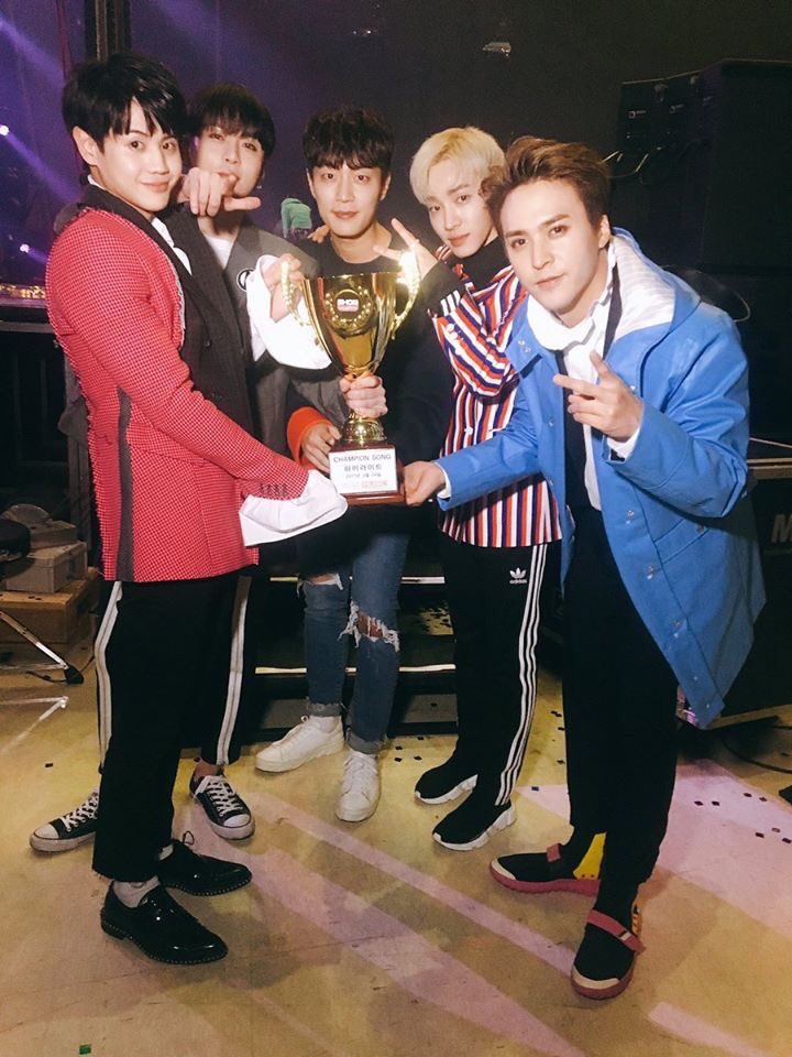 y0seobs's tweet photo. I know trophies aren't important to the boys but it's a way to show them how much support they've got 🙏#highlight4thwin #PlzDontBeSad4thWin https://t.co/gkYYdK9jL5