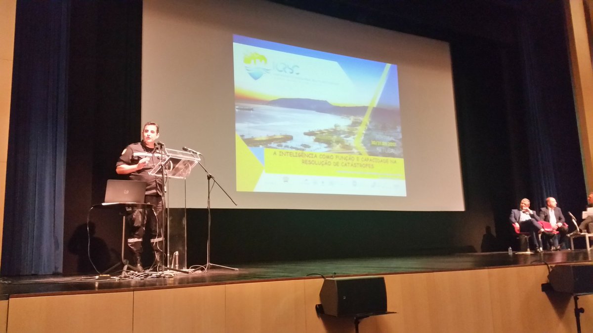 ASELFcomunica's tweet photo. #icrsc Teniente coronel Salvago. Empieza su exposición #ume, La inteligencia como función capacidad en la gestión de emergencias catástrofes https://t.co/iaoJ21wkhX