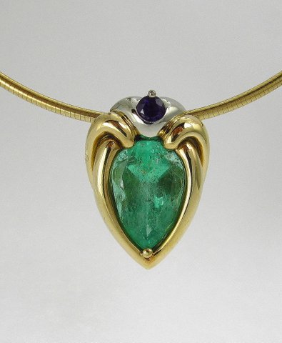 YankeDesigns's tweet image. Ladies 18kt Yellow and White Gold Pendant with 9.14ct Pear Shaped Emerald and 4.5mm Round Amethyst.