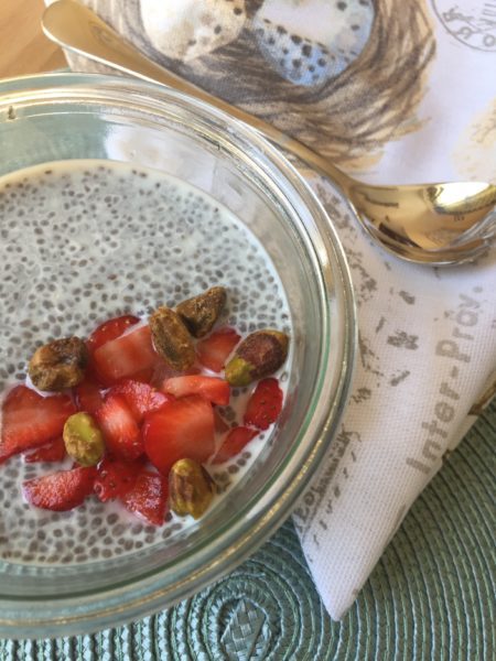 drsusanmitchell's tweet photo. Yum! Easy breezy 10-min prep. Overnight magic. Maple-Infused Chia Pudding https://t.co/tZwv3AR49I #recipe @ReginaRagone https://t.co/NtAX7Gf8I6