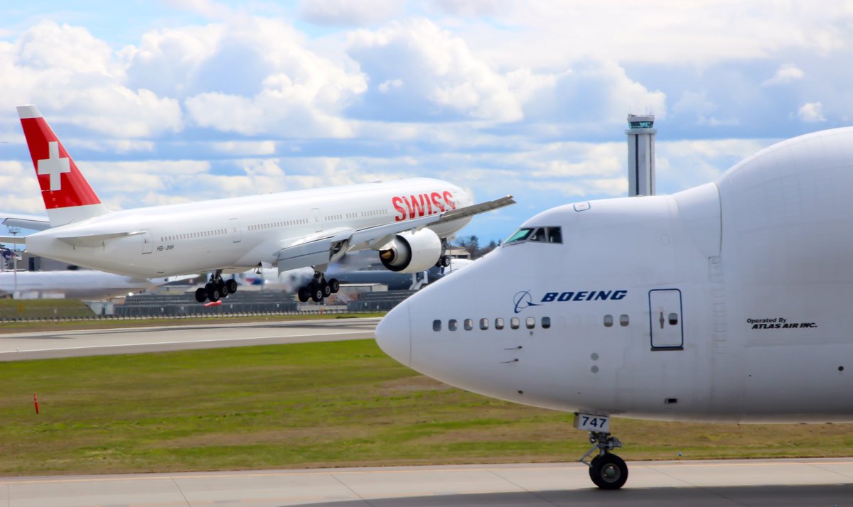 futureofflight's tweet photo. Amazing picture! Swiss #777 landing at #KPAE while a #Dreamlifter waits to depart! 📷 @JenSchuld  #featureFOF #featurefriday #avgeek #KPAE https://t.co/QaiCZDRjgd