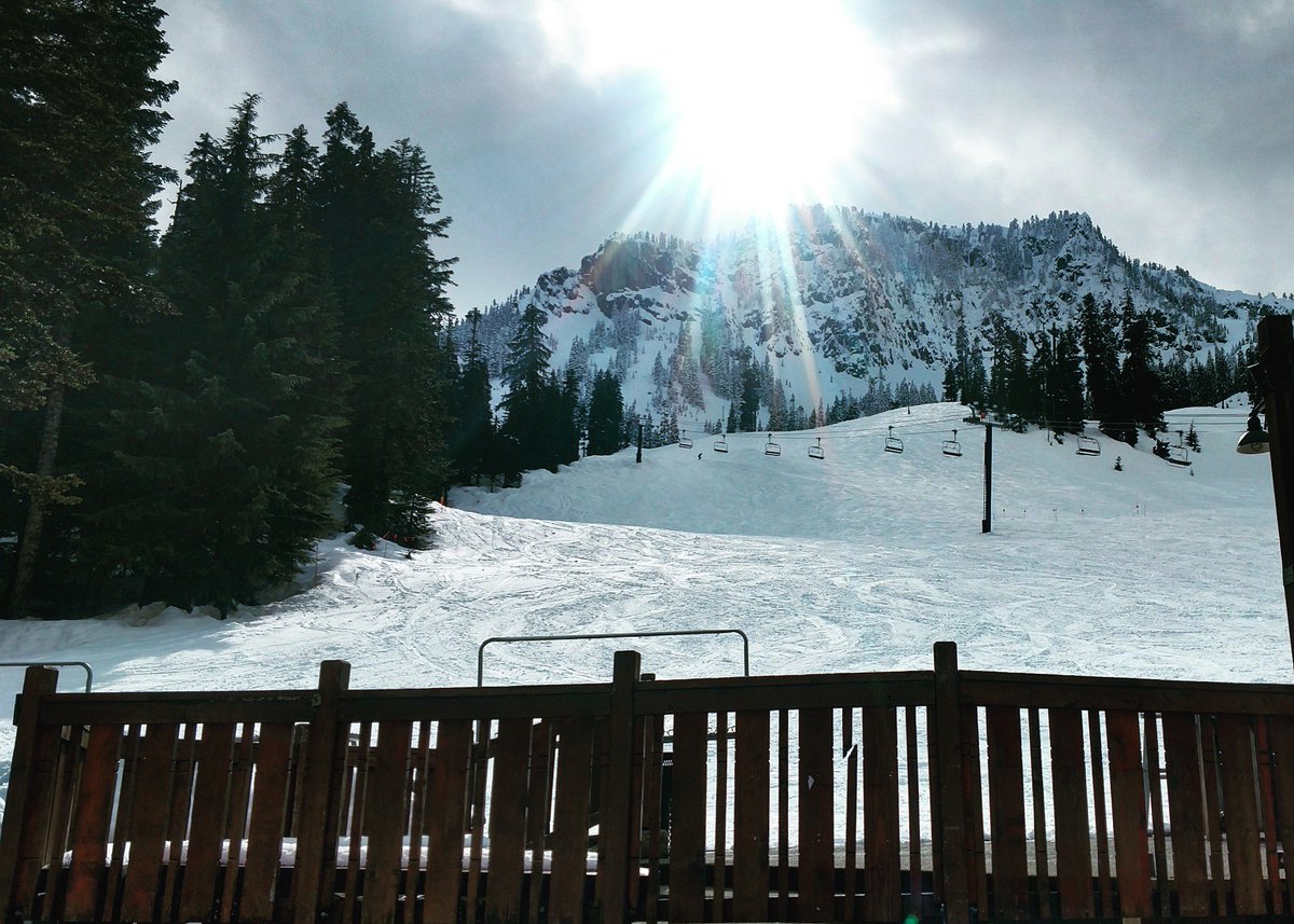 DRUBRU's tweet image. Gorgeous Spring Day+Spring Pale Ale on tap! #springbeer #springsnow #paleale #snowandbeer @snoqualmielive @VisitSnoqualmie @SummitSnow411