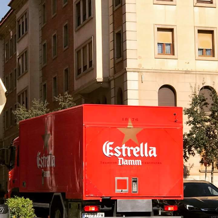 ElDynamicBar's tweet photo. Tancs de birra fresca carregats pel #weekend #estrelladamm #beerdrive #freshbeer #eldyamicbar #eldynamic #figuerescity https://t.co/SlZ46djped