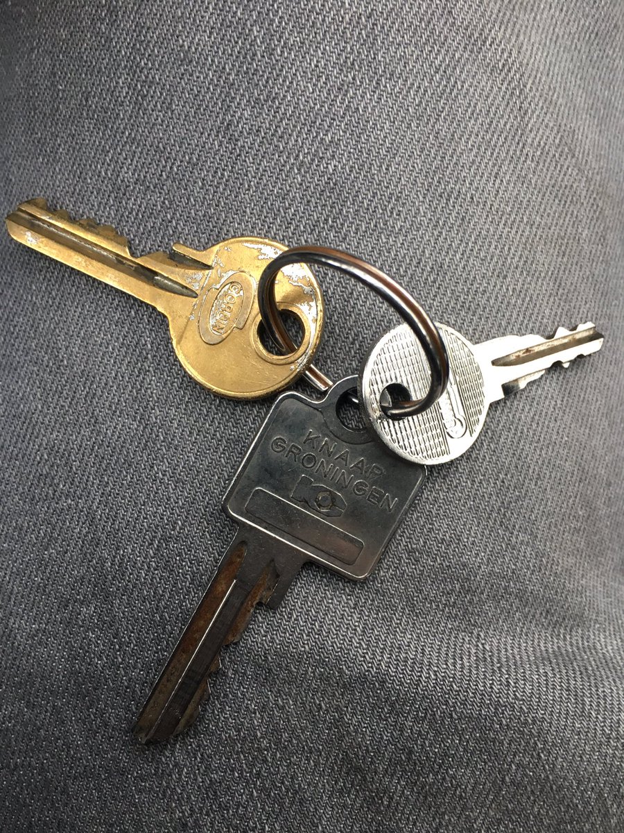 Flipsen_'s tweet photo. Vandaag deze #sleutels #gevonden in #Groningen #boterdiep #korreweg #sleutel #sleutelbos #kwijt #verloren https://t.co/arSpPWVm39