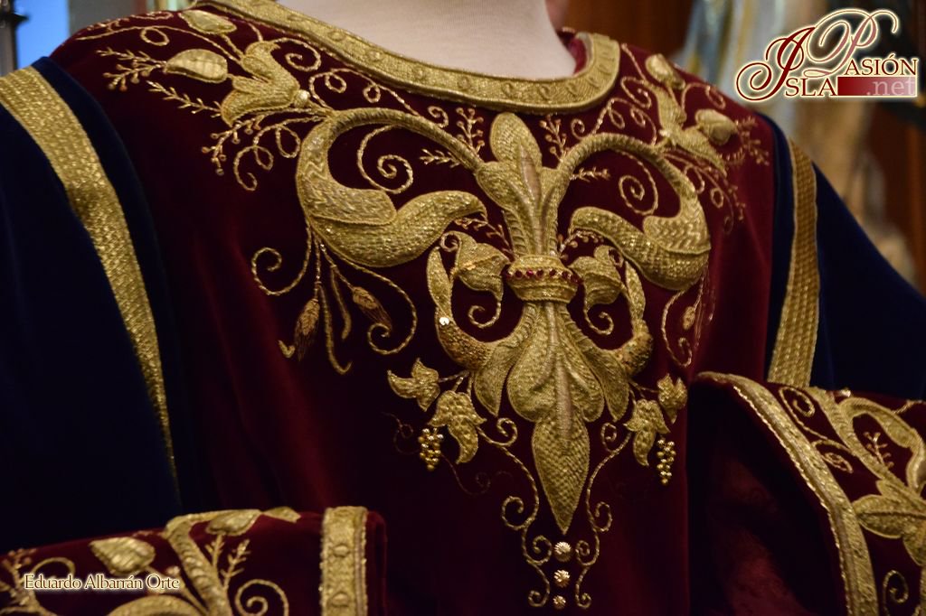 Así es la túnica que lucirá Cristo Rey en su salida procesional del Domingo de Ramos
islapasion.net/noticia/4140/a…