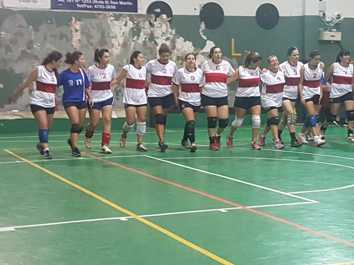 VOLEY | Las "A" de <a href="/DepMoronVoley/">Dep. Morón Voley</a> le ganaron este jueves a Def. de #Hurlingham por 3-1 como visitantes.
