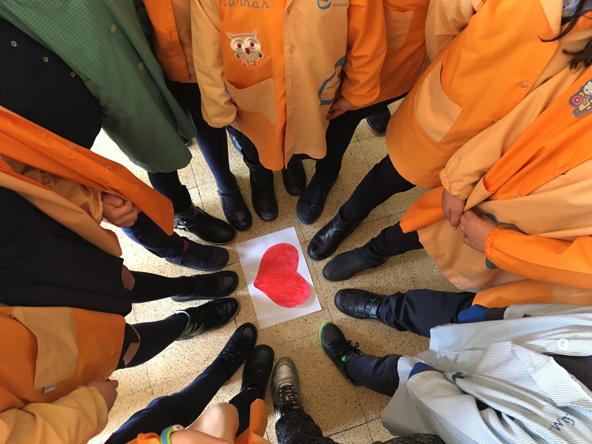 BeaGarsanch's tweet photo. En Tercero A de @PaulaMontalAst tenemos un corazón dispuesto a dar ❤️ #AñoVocacionalEscolapias #MiColeMola 👍🏽😊 https://t.co/25m9WTTTS2
