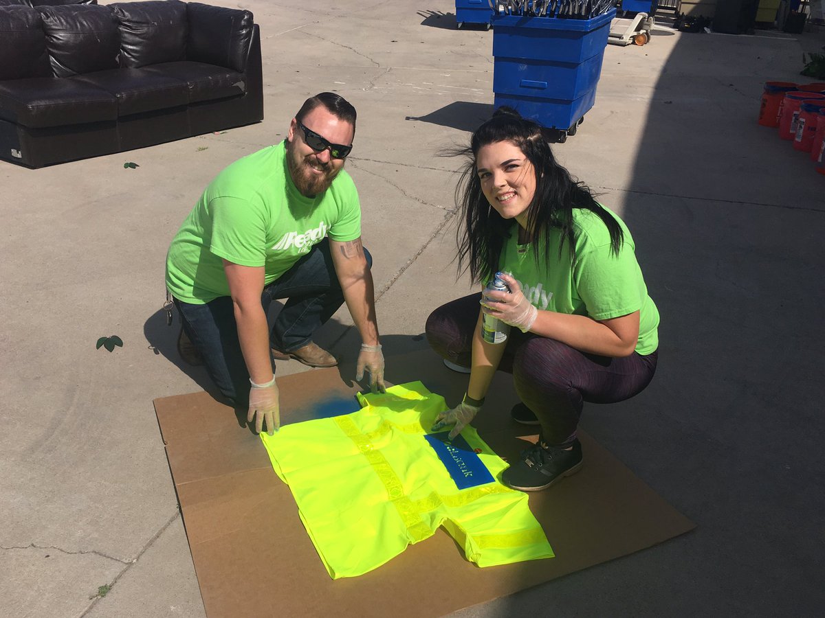 PhoenixToolBank's tweet photo. Welcoming the @ReadyLogistics volunteers this morning for #bluetool painting & spring cleaning! #snazzygreen #noexcuse2017 https://t.co/eZhH204J26