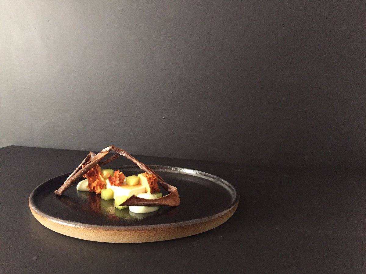 ShibuiPotter's tweet photo. A true collaboration between artists
@Chef_OliMartin @Whitefeatherand @HippingHall 
#ceramicart #FoodieFriday #gourmet https://t.co/6qYeLHjJSW