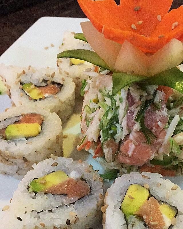 elmenuvirtual's tweet photo. El Antojo y el Sushi se encontraron en @takasushi 💕 #AlaskaRoll y #TakaSalad se juntaron 💕#Sushi https://t.co/Uw1wxvp417