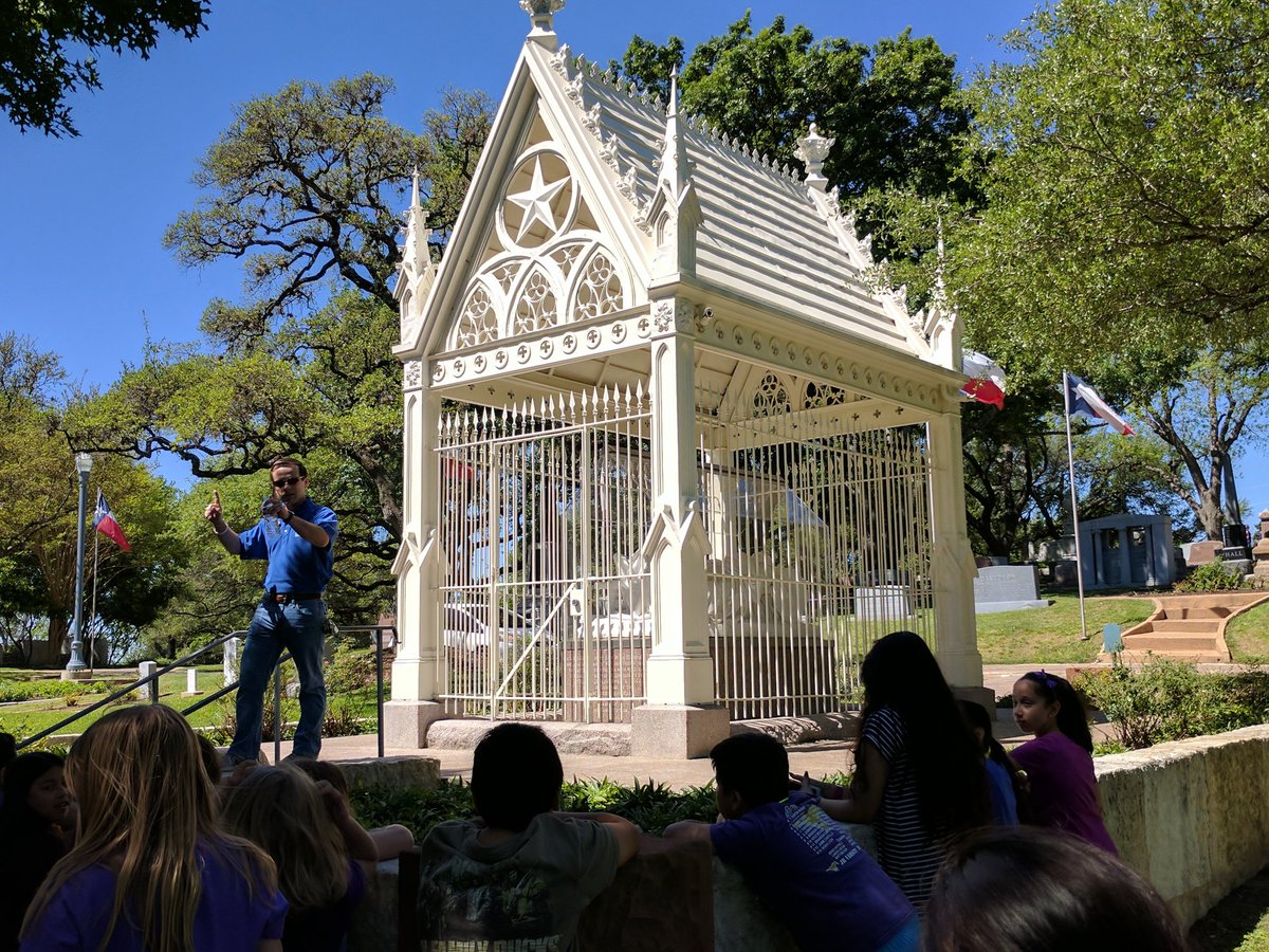 RachaelLemaster's tweet photo. Texas State Cemetery with HLES @HighlandLakesEl @kellam_hles @Hartley_HLES #HLEInspire https://t.co/226bPYpdKB