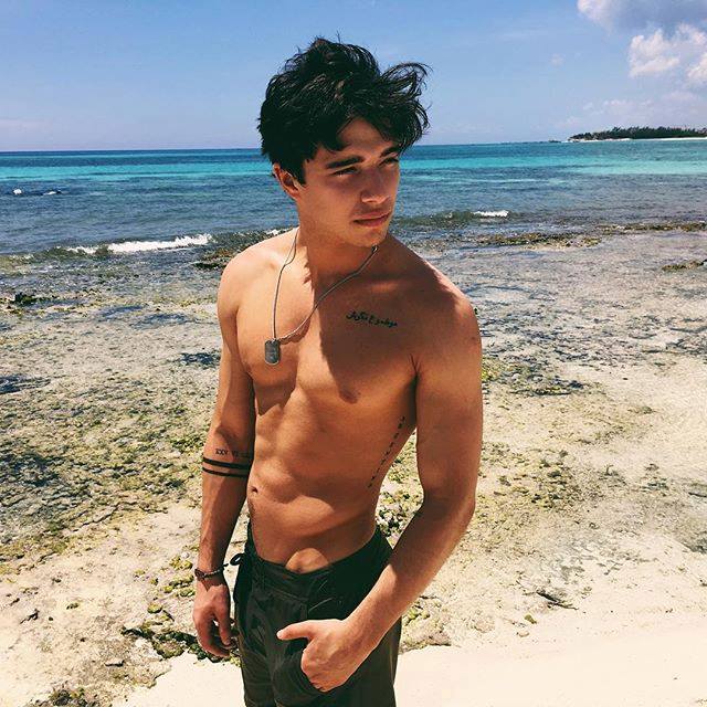 DamiUrda's tweet photo. #JulianSerrano #Youtubers #HOT #ChicoCaliente 😍😍😍😍 https://t.co/6RjHUwONW9