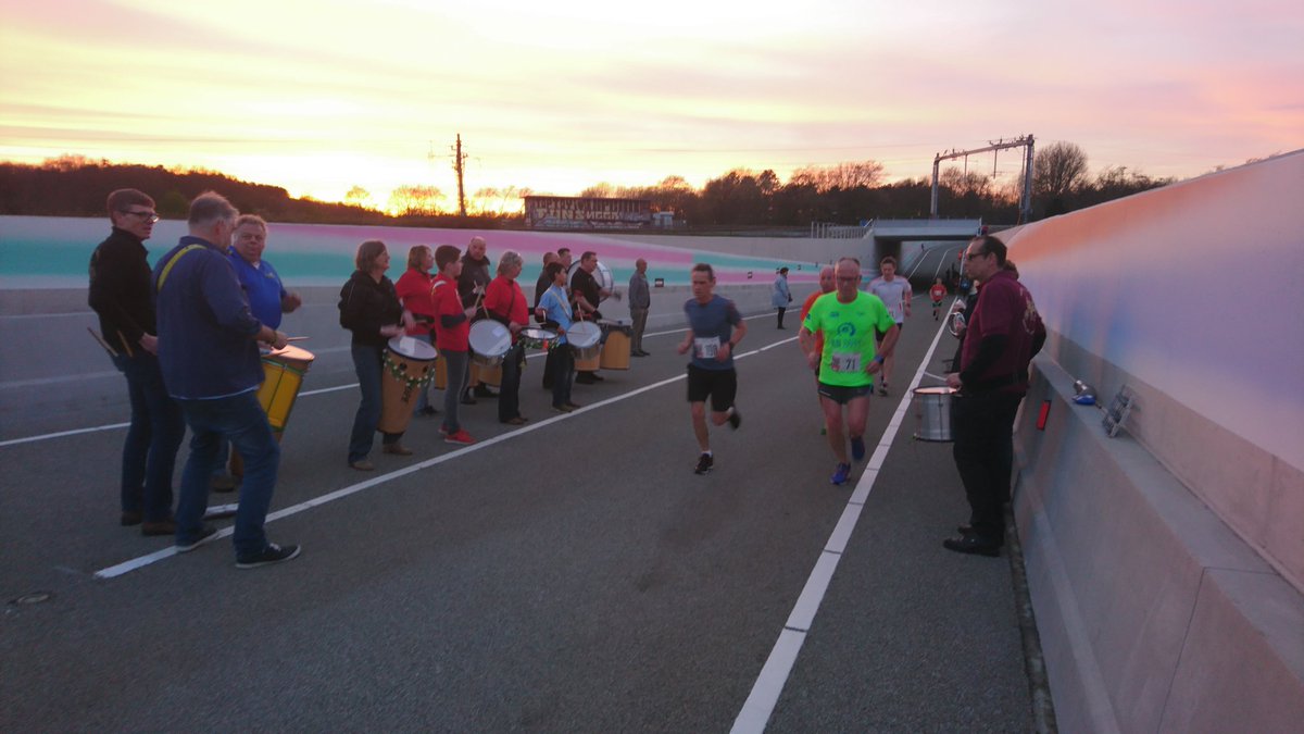 frisohuizinga's tweet image. Mooi plaatje @Busbaanloop tegen het decor van de ondergaande zon.