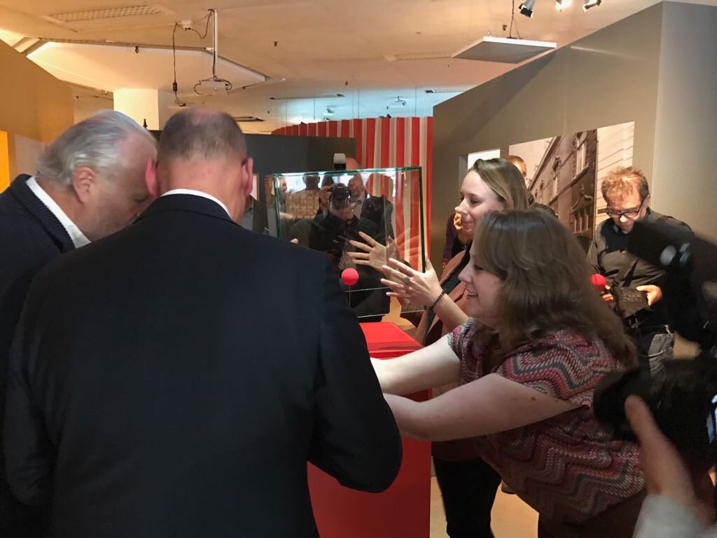 Laatste dag Toon Thuis met speeches en Lissa Meyvis. Als 'slot' verpakten <a href="/NoelLebens/">Noël Lebens</a> en Gaby Hermans Toon's clownsneus in een verhuisdoosje