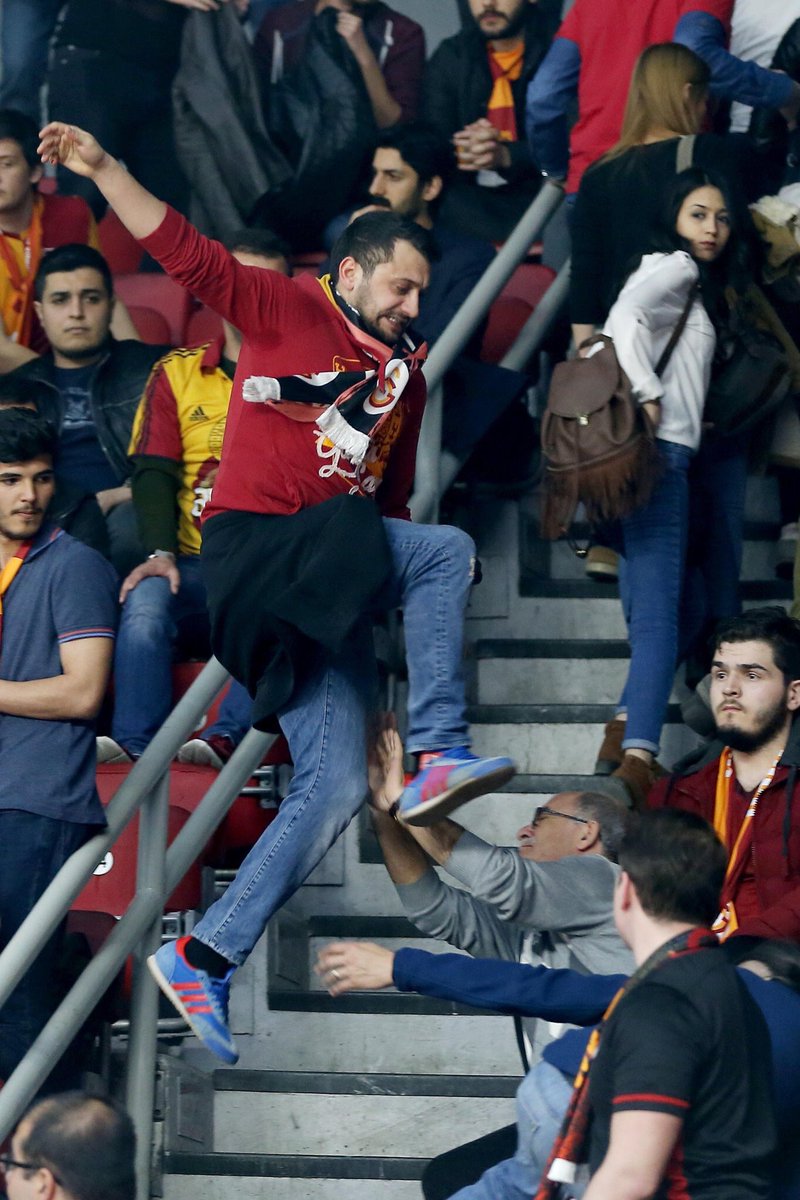 BsSariKirmizi's tweet photo. RT ! BU KARAKTERSİZİ BULUYORUZ! GALATASARAY BU DEĞİLDİR, @ultraslan - @ultrAslanUNI HADDİNİ BİLECEKTİR!! #GSlive #GSOBNK #AlayınaErginAtaman https://t.co/gvGHhoNMQQ