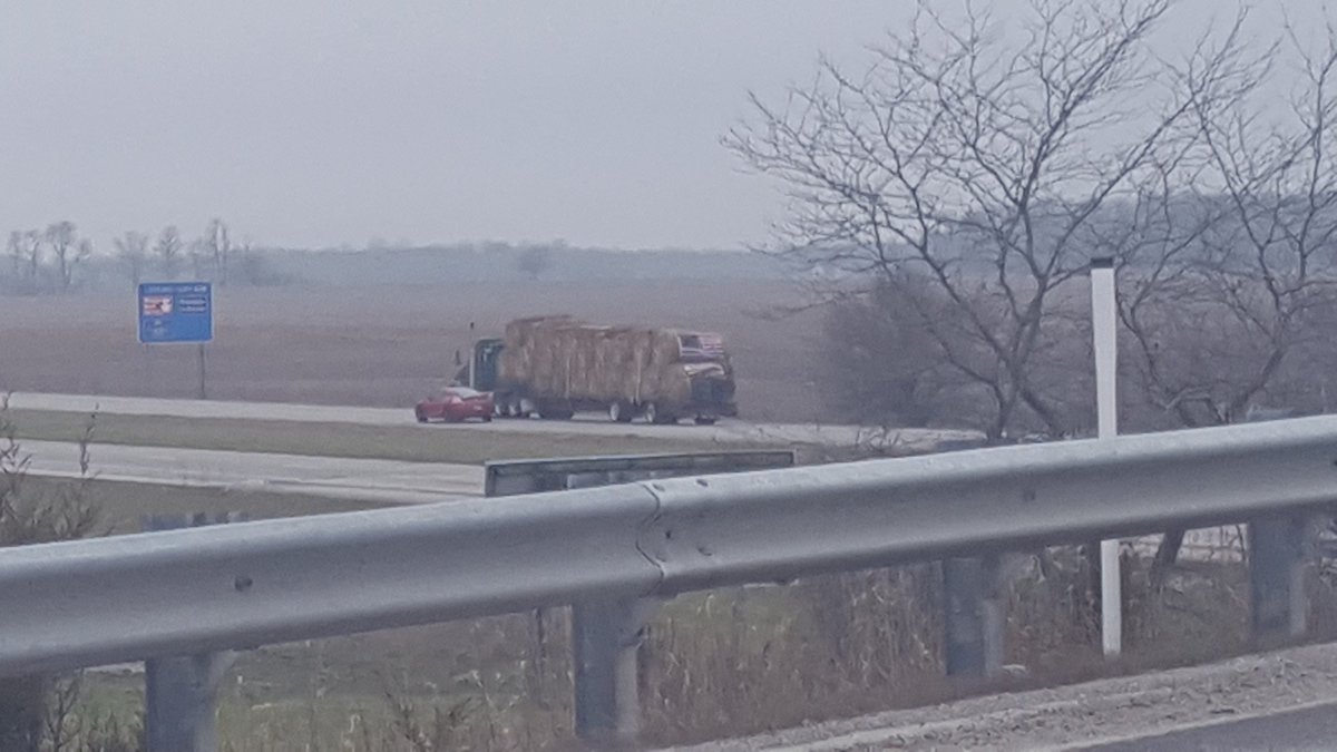 MattStraeter's tweet image. Very humbling and greatful moment, I noticed 20+ loads of hay lined up by scales on I69. They had U.S.A. flags on the back, heading west!