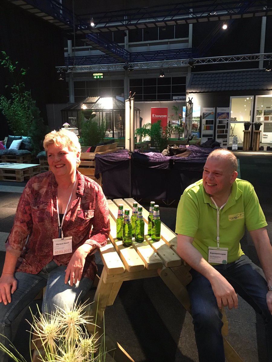 BestFixBV's tweet photo. Gezellig samen de 2e beursdag afsluiten :) #bouwenwonen #back2table #kroonkas #makita #kempischhandelshuis #kozijnstaal #bestfix https://t.co/GFWcNa2Wzf