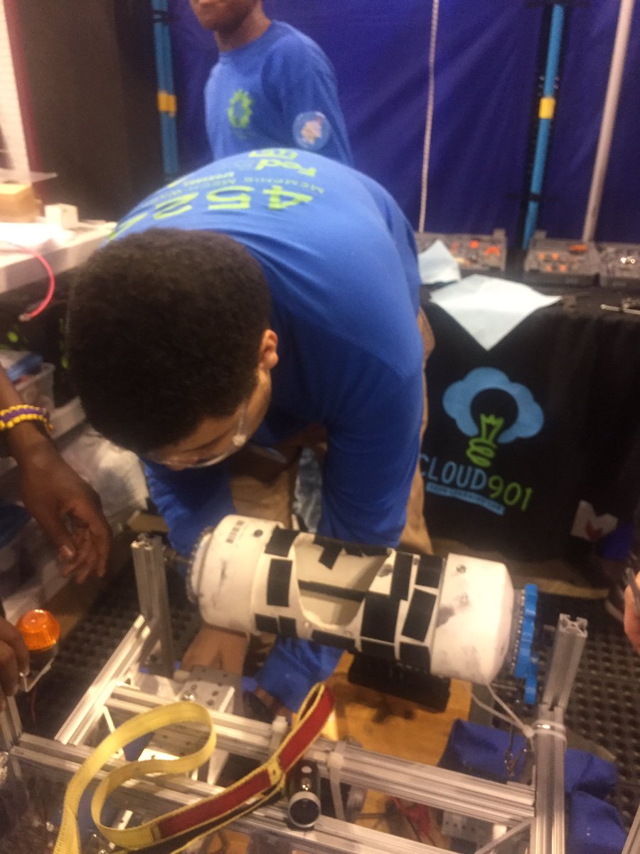 Mech_Warriors's tweet photo. Now installing a stronger chain.#FRCMWR https://t.co/NaacPBmRjd