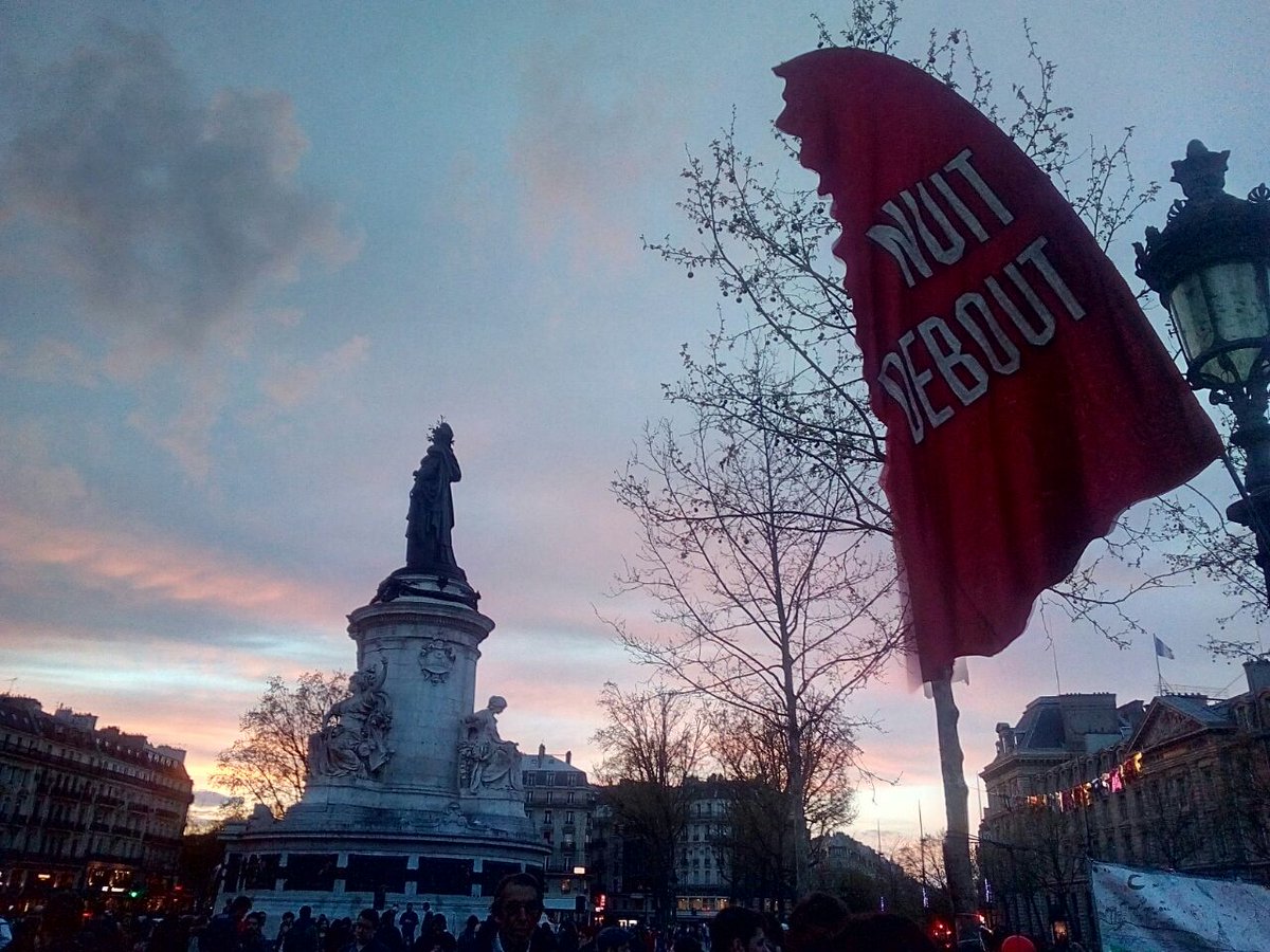 GazetteDebout's tweet photo. Crépuscule sur le premier soir de l'anniversaire de @nuitdebout . Rendez vous demain ! Merci  @FloRainbow https://t.co/ZdUda3H7Rq