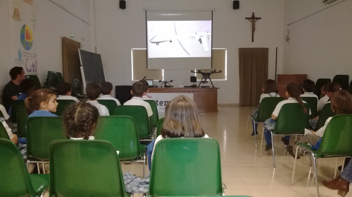 Visual_Drones's tweet photo. #Visual_Drones hoy con los más pequeños. Dando a conocer nuestro trabajo y las posibilidades que los RPA's ofrecen. Semana cultural de tecno https://t.co/eO3F3ngYrf