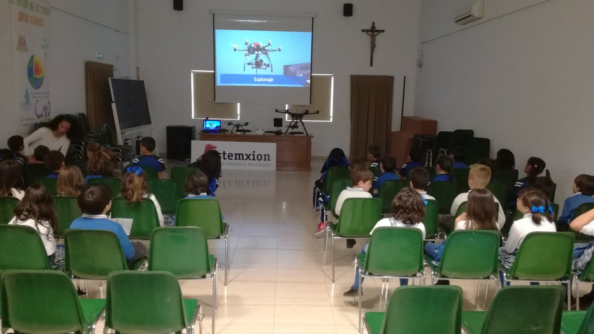 Visual_Drones's tweet photo. #Visual_Drones hoy con los más pequeños. Dando a conocer nuestro trabajo y las posibilidades que los RPA's ofrecen. Semana cultural de tecno https://t.co/eO3F3ngYrf