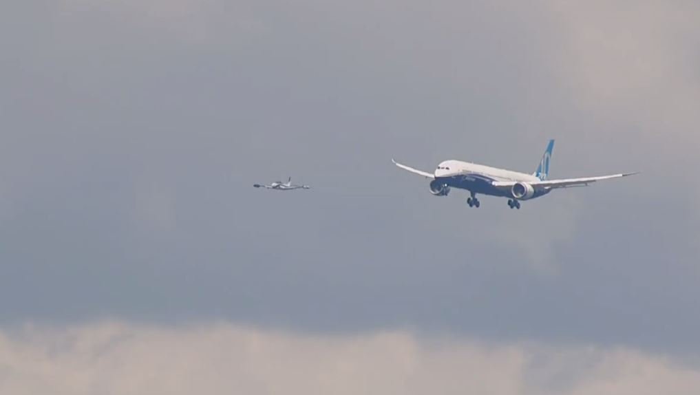 BoeingAirplanes's tweet photo. Touch down! 🛬 First flight of the #Boeing 787-10 #Dreamliner is complete! https://t.co/EN75sR0giD https://t.co/V5JIqvPk42
