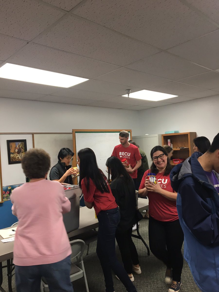 therealajkell's tweet photo. The Woodinville @BECU team joined forces with the BoyScouts to volunteer at the Woodinville Storehouse Food Bank https://t.co/cy8L9RUGUT