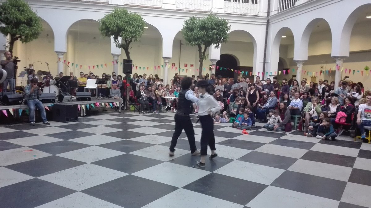 CICUS_'s tweet photo. Tras el cncierto de #TheDixieLab, ahora en el patio del #CICUS comienza el #CabaretSwing... https://t.co/ePbwOtpSHj