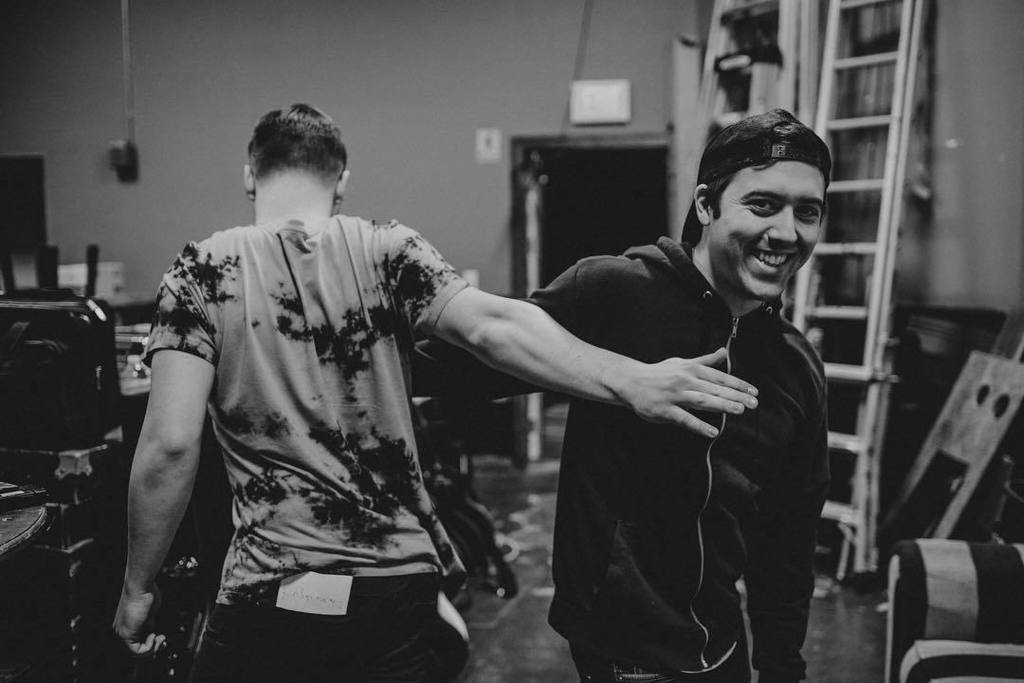 RatlanticRock's tweet photo. #flashbackfriday to some pre-show warm ups featuring @therestlesstom and @therestlesspete / / / 📸 - @cortneyvamvak… https://t.co/NzcOKH7uF1 https://t.co/Y4M13Sls01