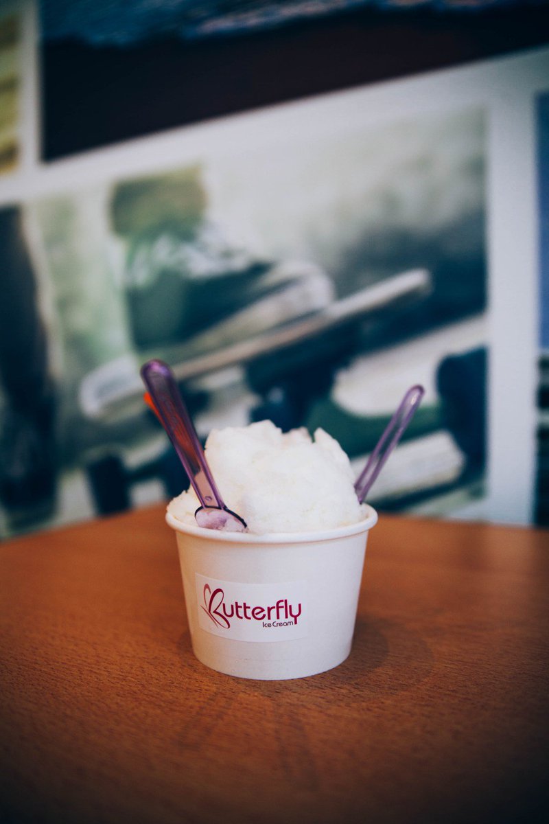 The interns take a look into a small ice cream shop in Salt at Our Kaka'ako. hnlflow.wordpress.com/2017/03/31/flo…