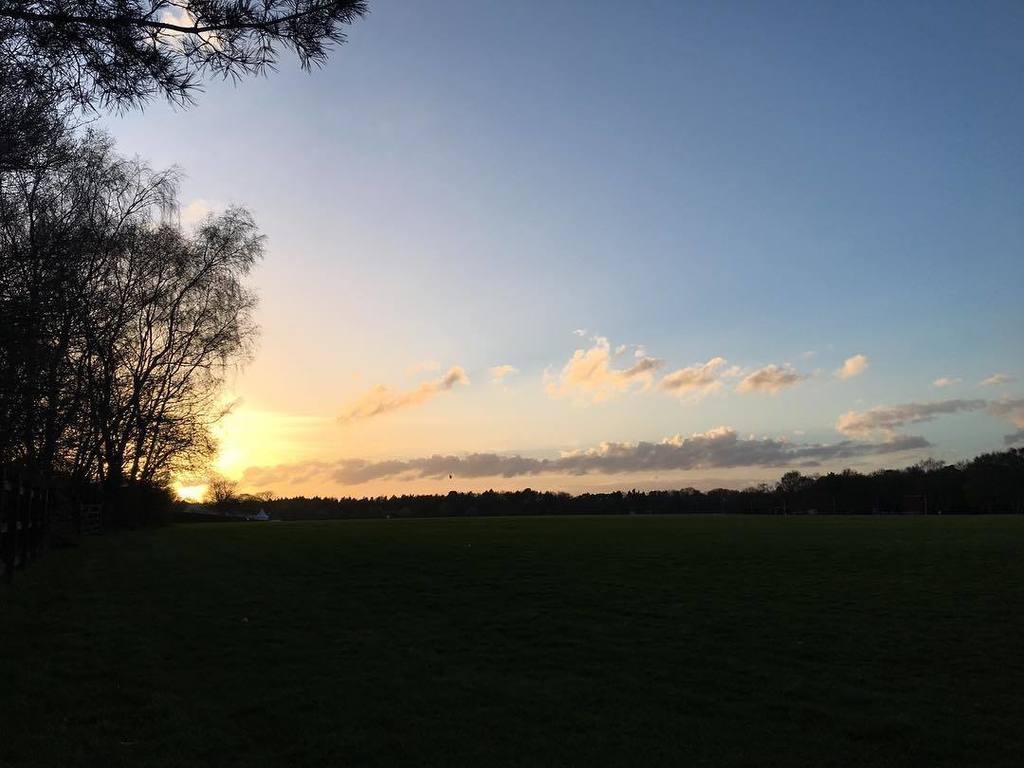 Naomi_Blogs's tweet photo. #happyfriday #sunset #love #run https://t.co/Q3l5fPVq4X