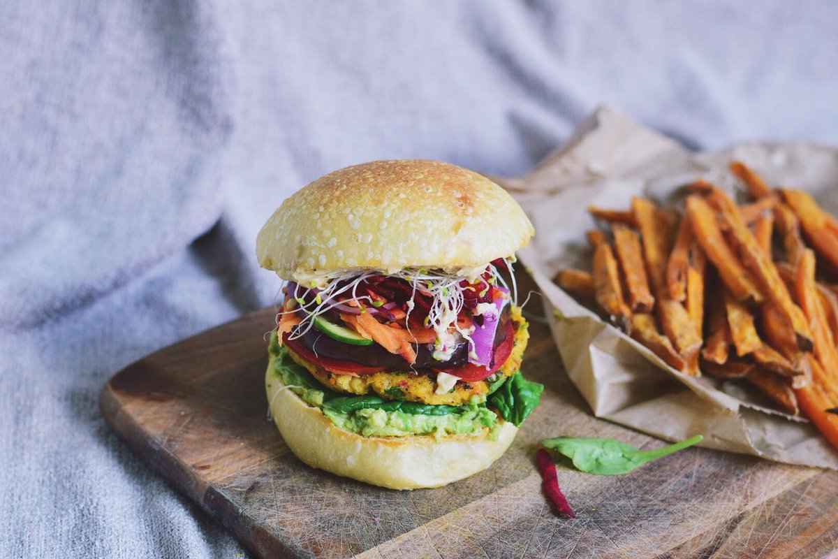 urbanizervan's tweet photo. Best veggie burgers you must try in #Vancouver @naamrestaurant @meetonmain @whiprestaurant @alibiroom 🌿 🍔 ➡️ https://t.co/uuj6drrukO https://t.co/h3PYrijvfk