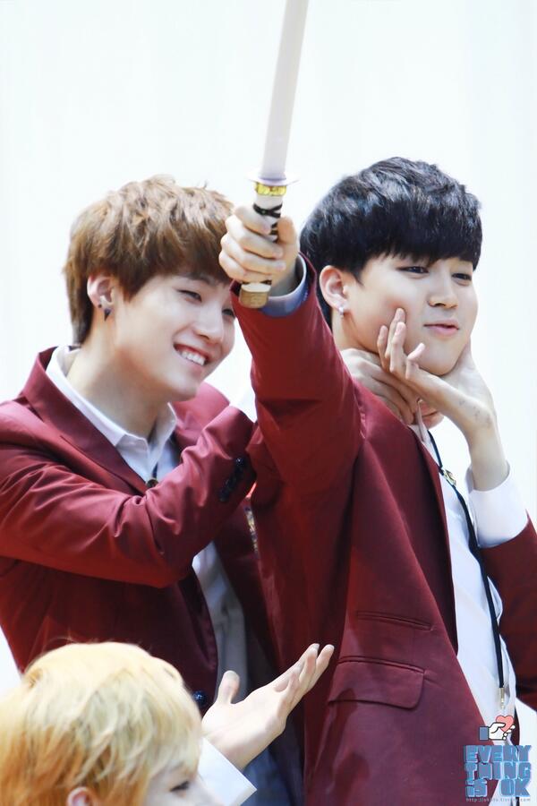 taegukpic's tweet photo. sweet guy with his mochi💕 #yoonmin https://t.co/oemcaZnryg