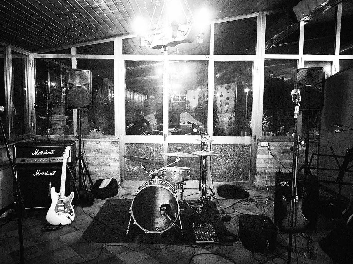 FishAndChipsRnR's tweet photo. Soundcheck fatto! ...ready to rock'n'roll 🤘 #rocknroll #fishandchips #rockriday https://t.co/l1tLlagzCa