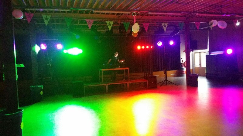 fransnowee's tweet photo. #blacklight_party ook in onze losse verhuur: https://t.co/6HF5YGj7tc #van_der_capellen https://t.co/lWOUXn7O0o