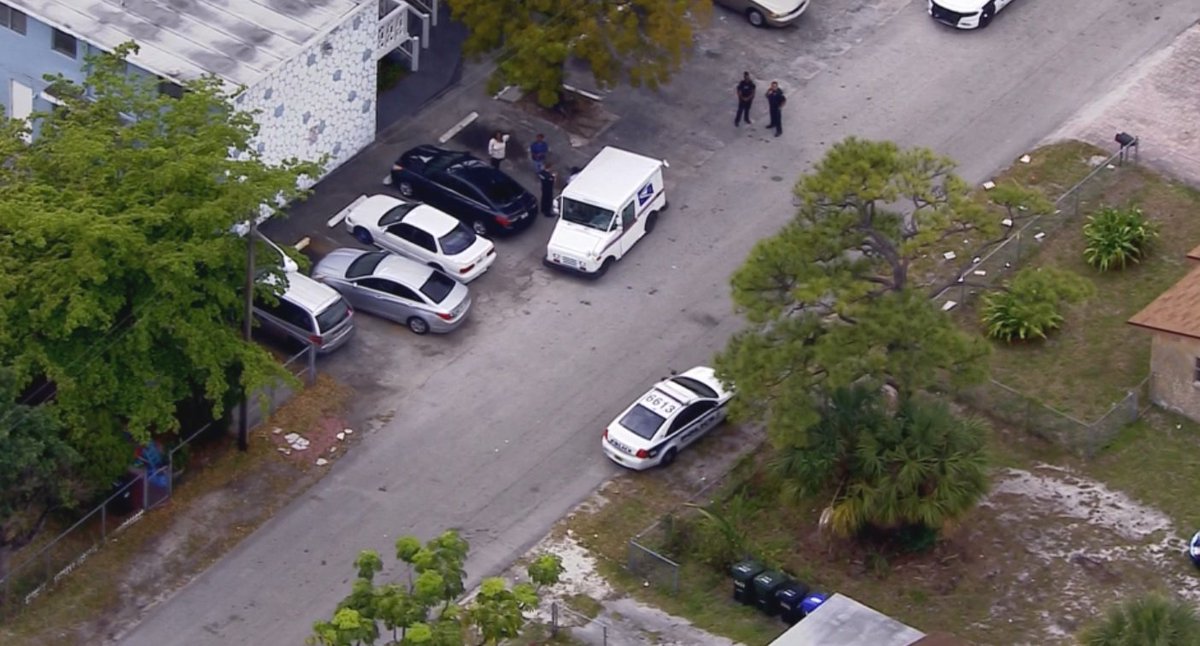 #BREAKING Postal worker robbed at gunpoint in Fort Lauderdale bit.ly/2oqcK4z https://t.co/NitEiuGrDh