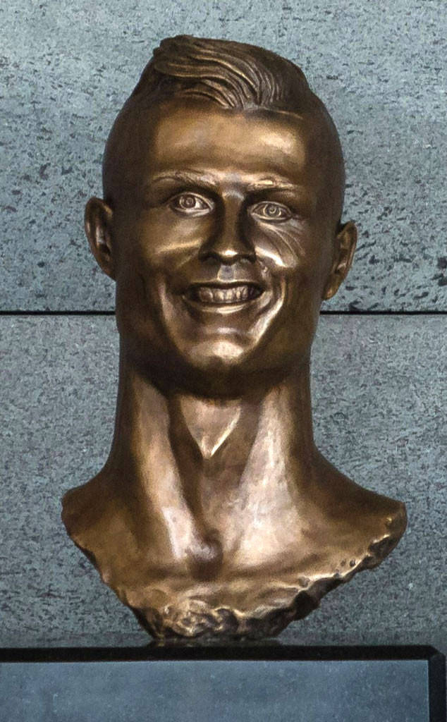 jvsxm's tweet photo. why does the ronaldo sculpture look like my 10th grade drawing of him??? https://t.co/jrNS3PfIo0