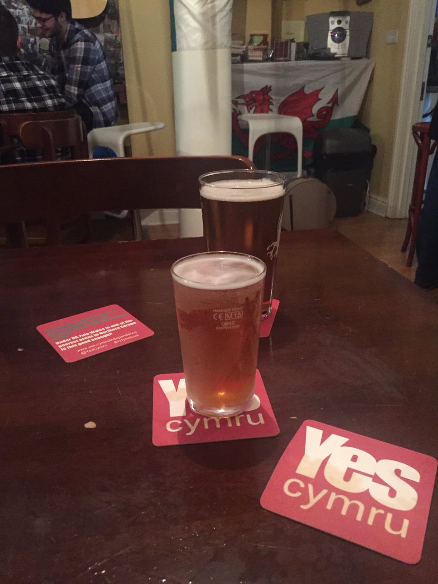 YesAbertawe's tweet photo. Matiau cwrw #YesCymru yn Nhŷ Tawe! #annibyniaeth https://t.co/bhvANoUL4z