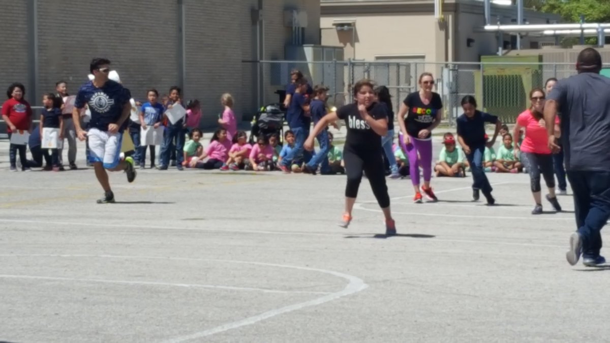 ElizabethLerma7's tweet photo. Last date with our principal @billy_navin,@NISDEsparza, 5th graders vs Staff!! https://t.co/t2jO7OuLcb