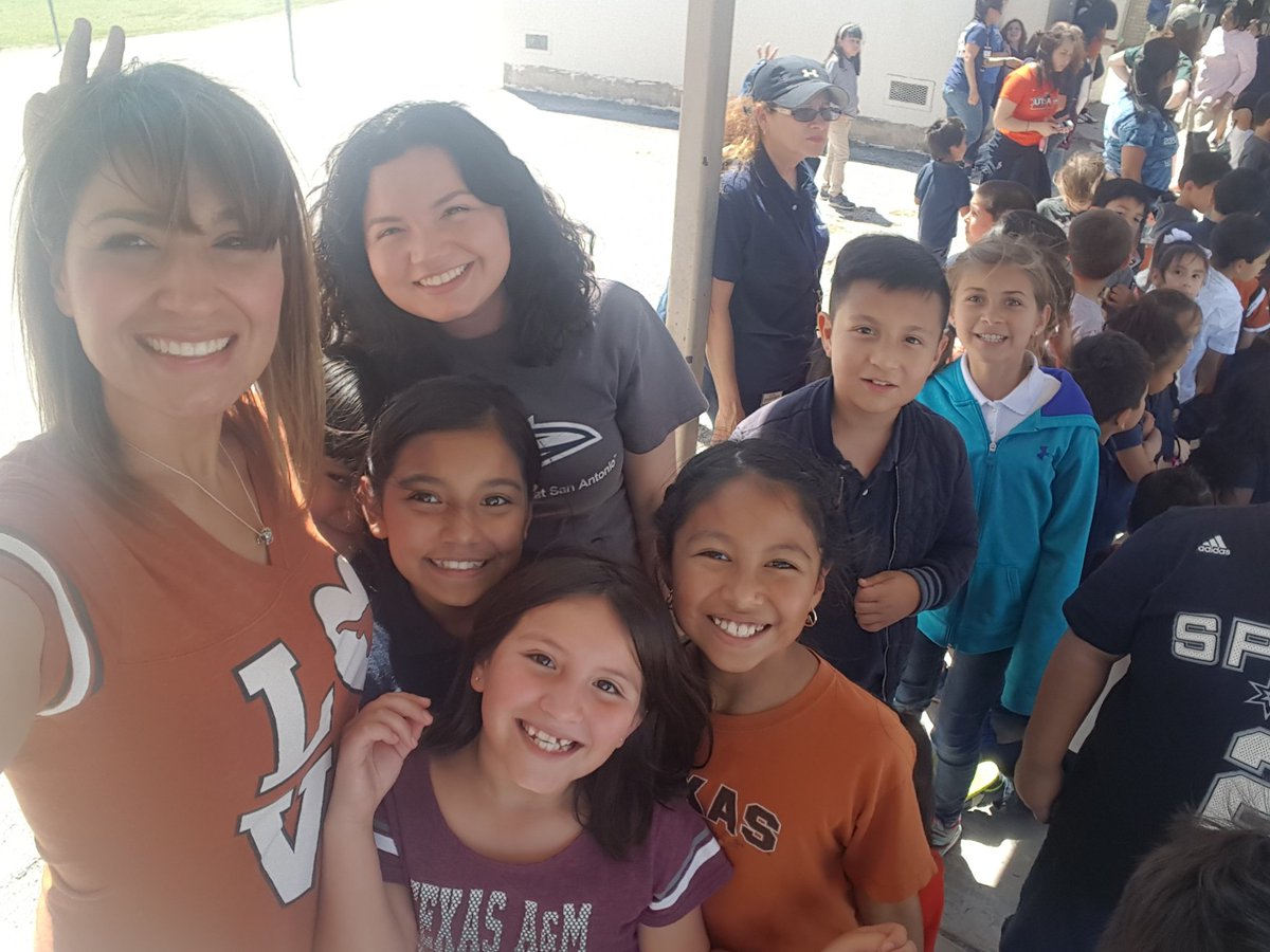 ElizabethLerma7's tweet photo. Last date with our principal @billy_navin,@NISDEsparza, 5th graders vs Staff!! https://t.co/t2jO7OuLcb