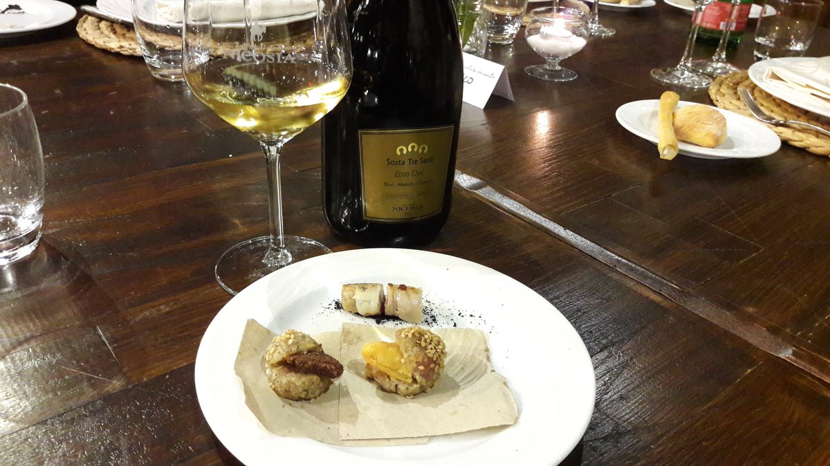 NicosiaWinery's tweet photo. Quello che sembra non è... #ilgustosiracconta #StreetFood #CantineNicosie #TonyLoCoco #SostaTreSanti #EtnaDoc #Metodoclassico #food&wine https://t.co/RJgGxdrEY4