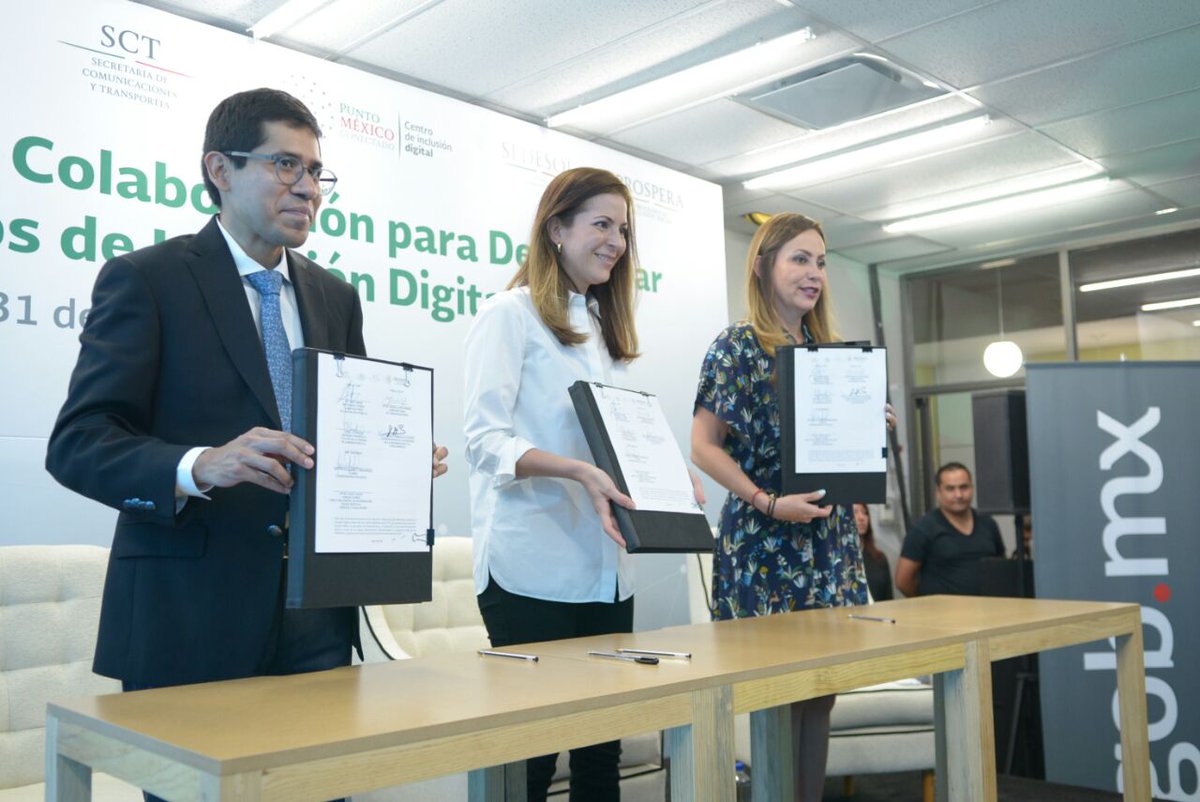 BuenGobierno_mx's tweet image. Subsrio Eber Betanzos #SFP, Subsria @maspeb #SCT y @paula_hdz #Prospera firman bases de col. para desarrollar Proyectos de Inclusión Digital