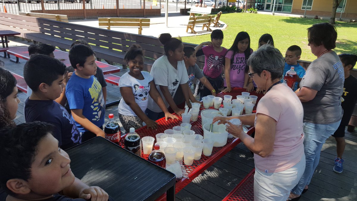 Msalmeida4's tweet photo. Ice cream floats on the deck because we raised $100 or more for Pennies for Patients. #saladopatriots #msalmeidasfirsticecreamfloat 🙊 https://t.co/pvN4i2Stmc