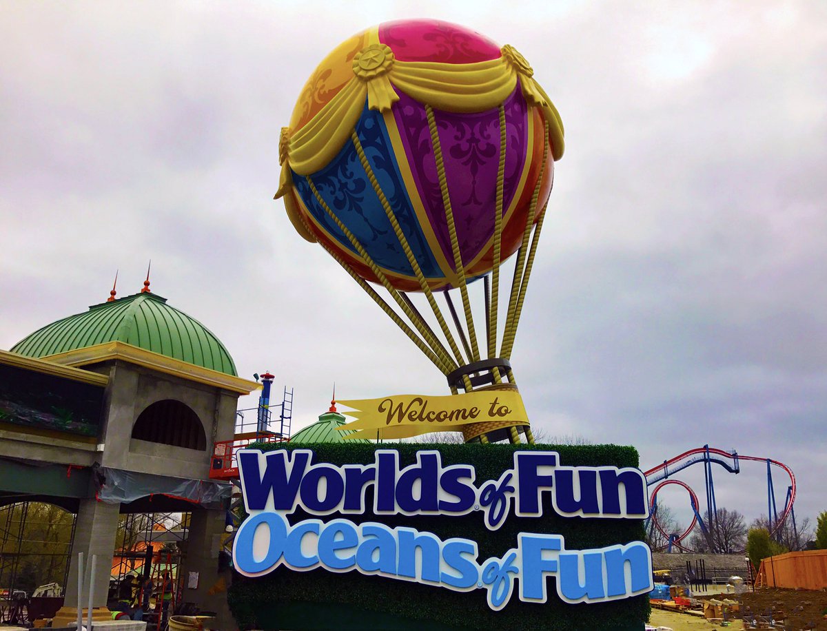 worldsoffun's tweet photo. Yayayayayay! The tarp is off! How do you like your new picture location! New front gate is home to newest balloon! You like? 👀🙌🏻 https://t.co/r4vsqUMhLF